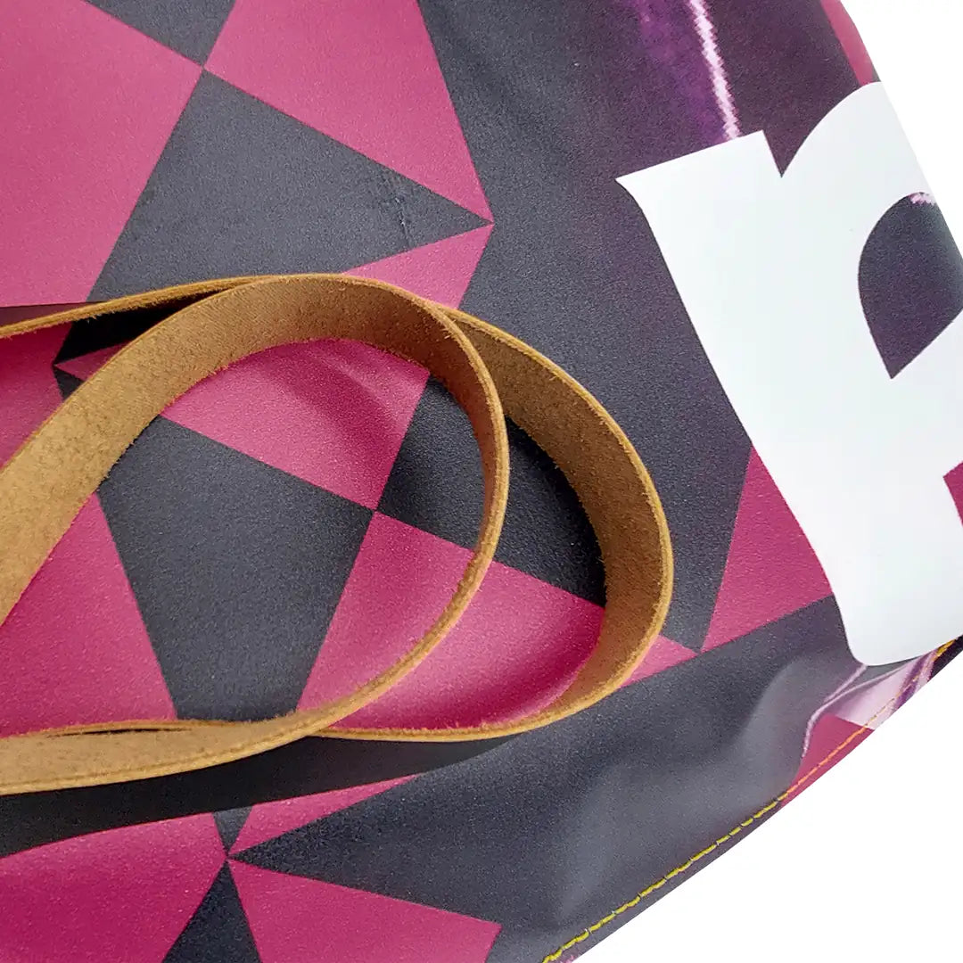 Graphic tote bag handmade from reclaimed banner material, with leather handles and an interior pocket. Unique, numbered and made in Lisbon. - detail
