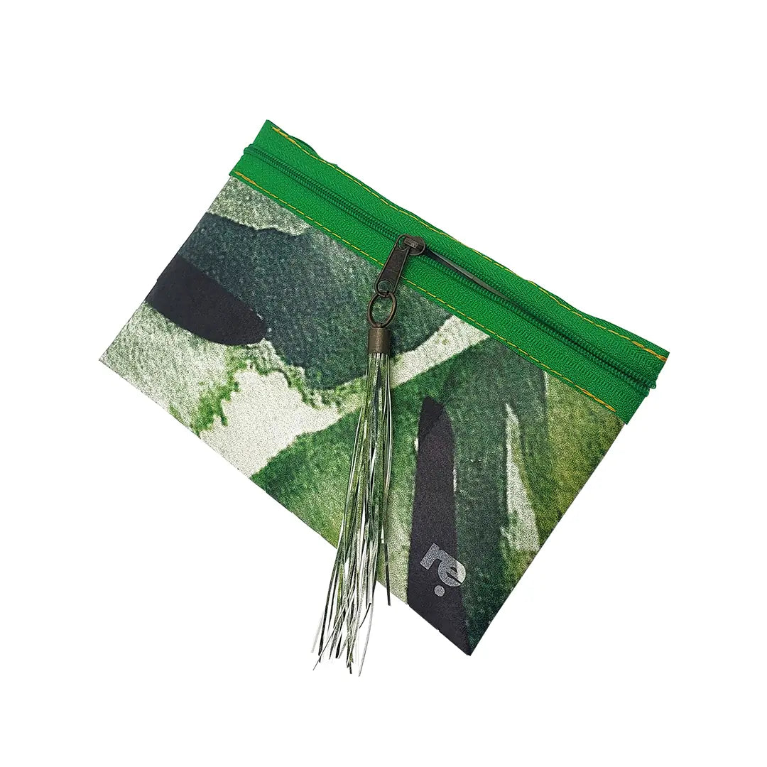 Green pouch made from reclaimed advertising banner, with woven texture, graphic fragments and a zip closure. A unique object by ReCreate. - detail